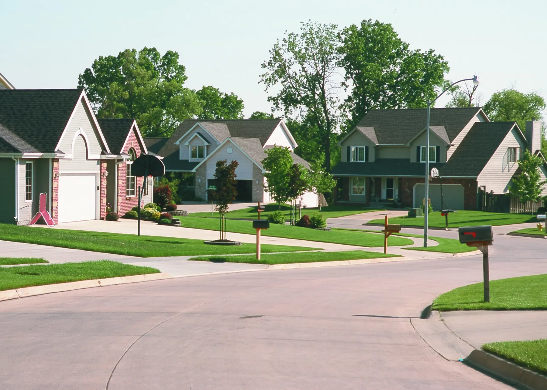 A curving suburban street of two-storey houses in Urbandale, Iowa
